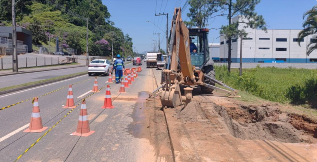 Vazamento na Santos Dumont é reparado e abastecimento de água é retomado em Joinville