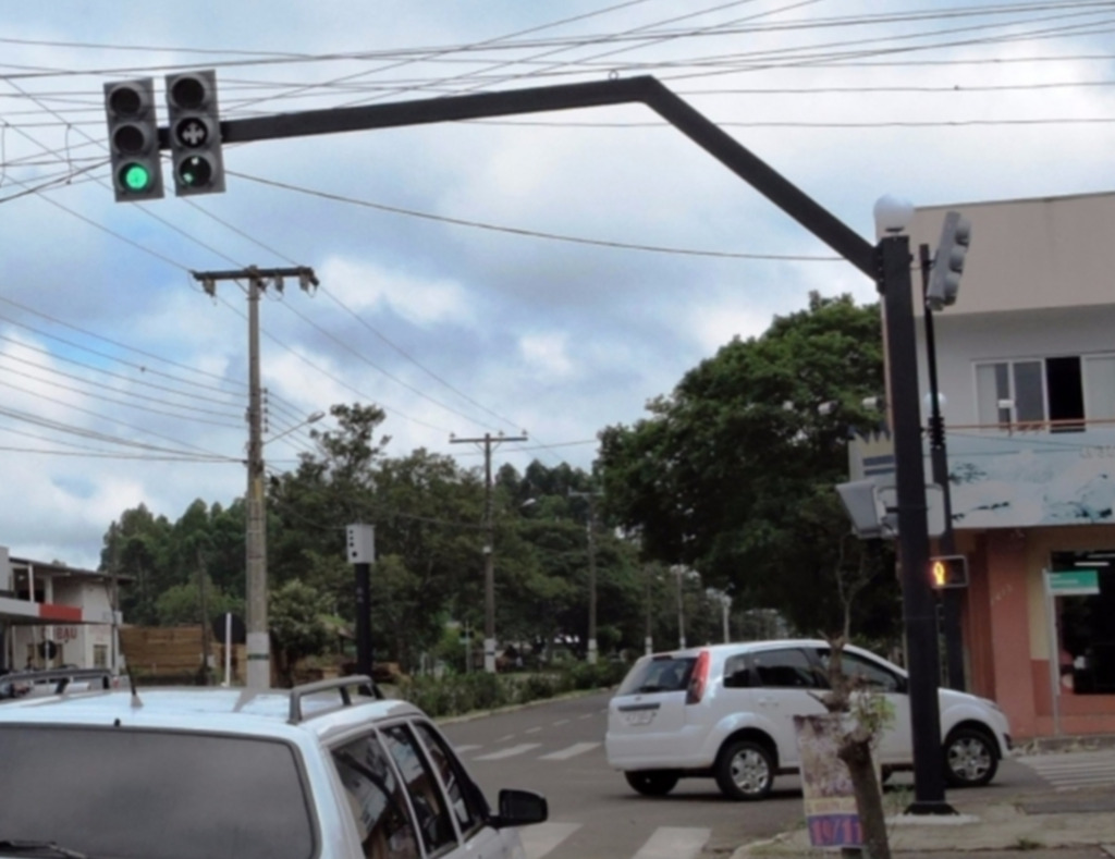 Vereadora Silvia Kuhn solicita instalação de semáforo