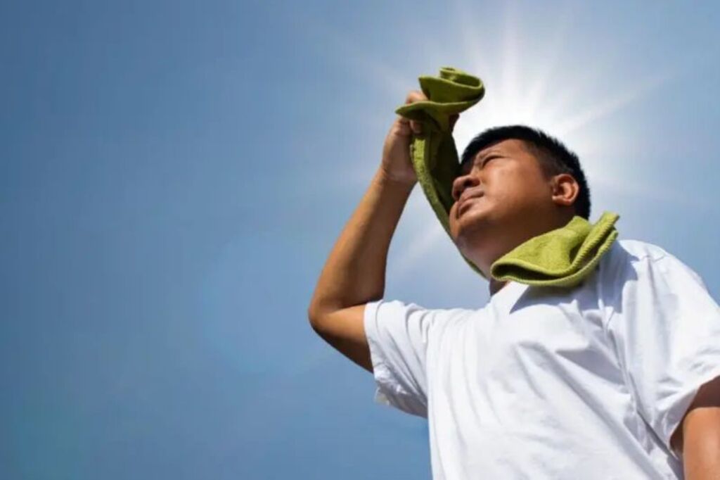 O calor no Carnaval promete desafiar os foliões em 10 estados brasileiros