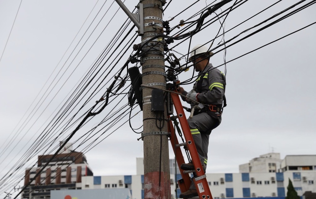 Operação Limpa Fios inicia 2026 com retirada de 300 quilos de cabos irregulares no bairro Comerciário