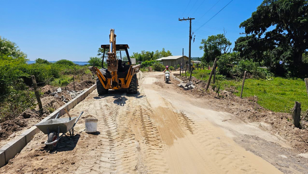 COMUNIDADE DE BARRINHA, EM SÃO JOÃO DO SUL, RECEBE PAVIMENTAÇÃO COM LAJOTA E DRENAGEM NA RODOVIA SJS 408