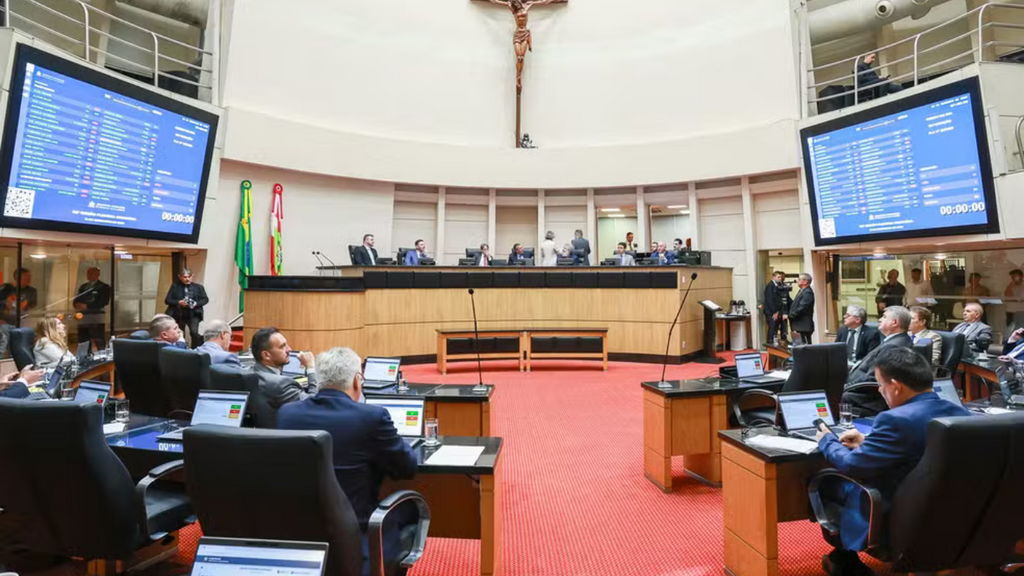 Governo propõe novo feriado estadual em SC e enfrenta resistência do setor empresarial