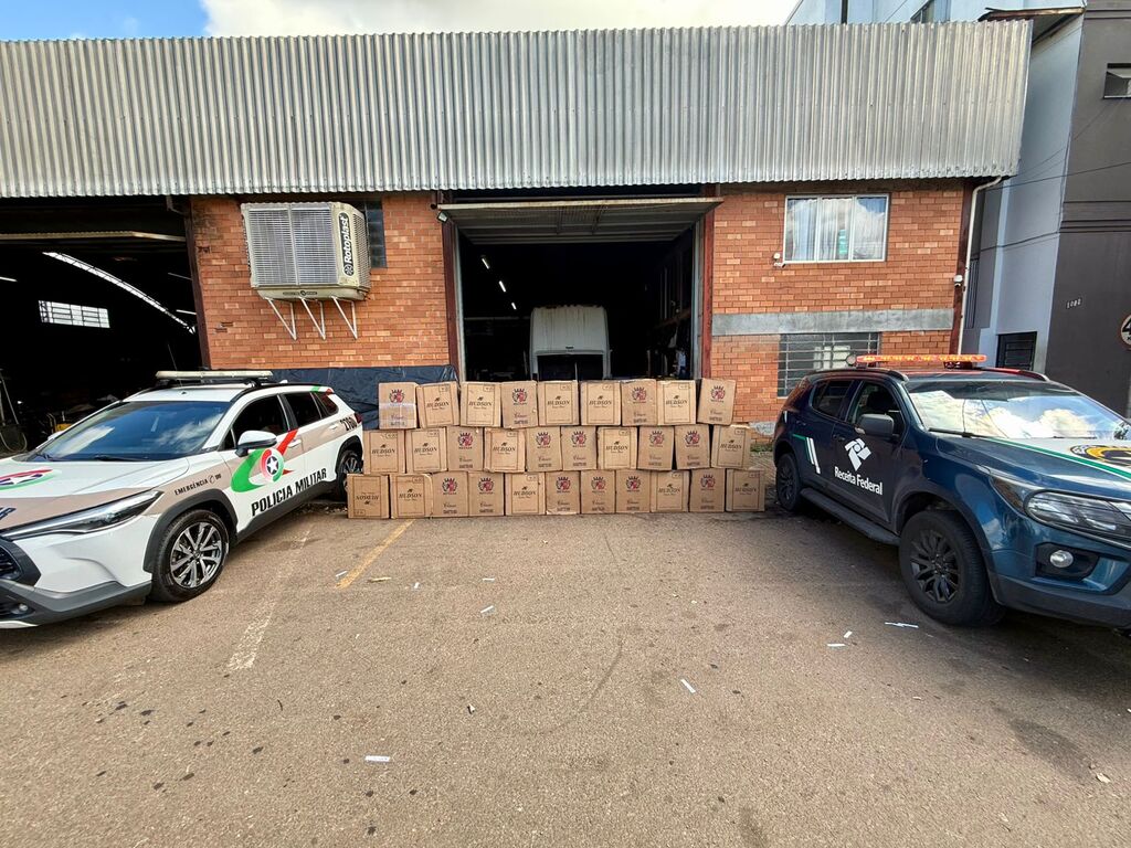 Polícia Militar e Receita Federal apreendem 15 mil maços de cigarros em Pinhalzinho