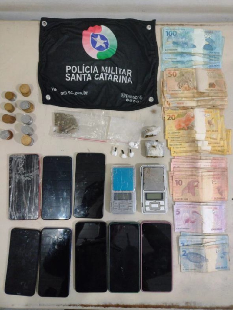 POLÍCIA MILITAR DEFRAGA PONTO DE TRÁFICO DE DROGAS NO BAIRRO 1º DE MAIO EM PRAIA GRANDE