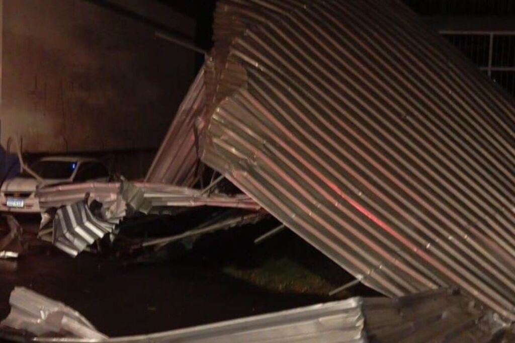 Temporal em Criciúma destelha sede da Diretoria de Trânsito e Transportes