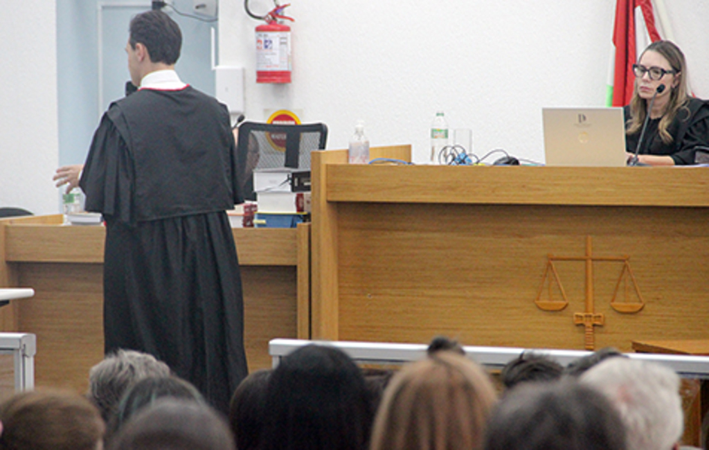  - Foram cerca de 12 horas de sessão na última quarta-feira, no Fórum de Chapecó