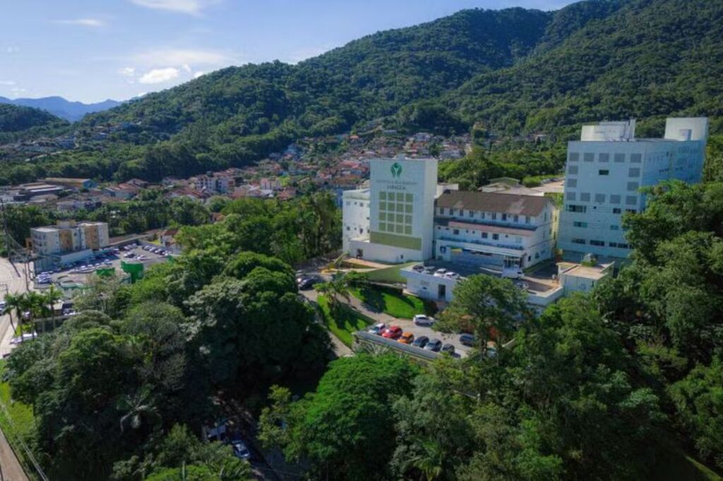Criança esquecida no carro em Jaraguá do Sul sobrevive a calor extremo após mobilização médica