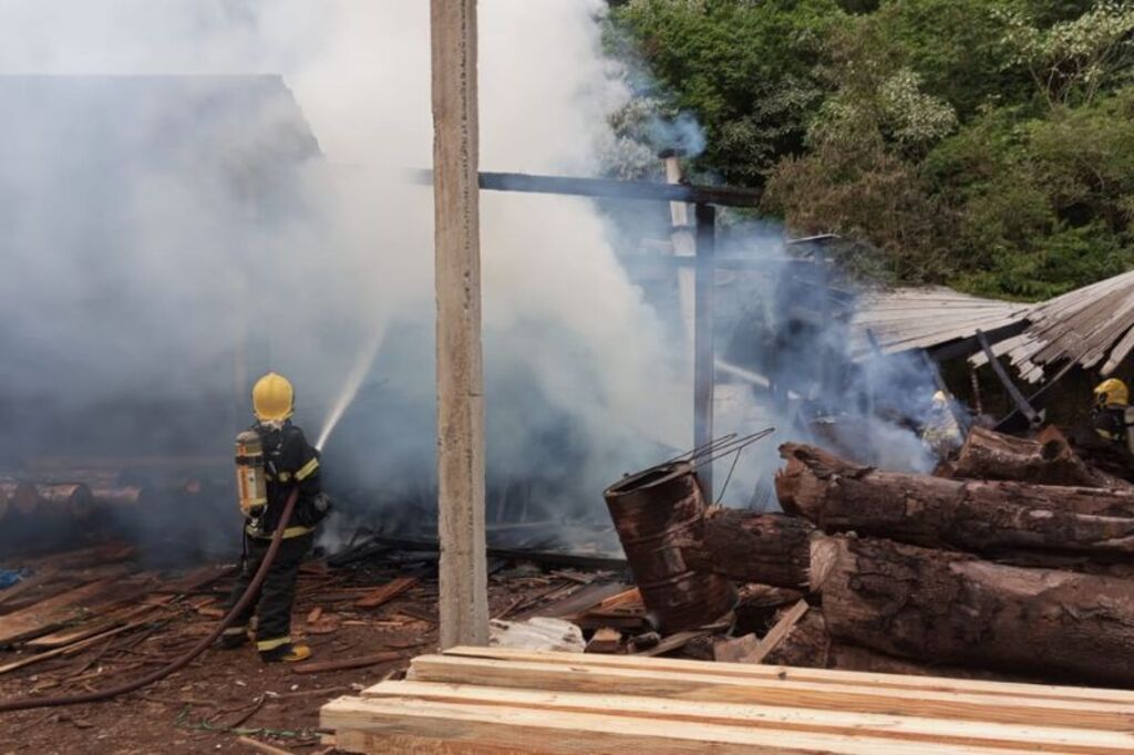 Heróis lutam contra o tempo para conter incêndio em indústria em Pinhalzinho no Oeste catarinense