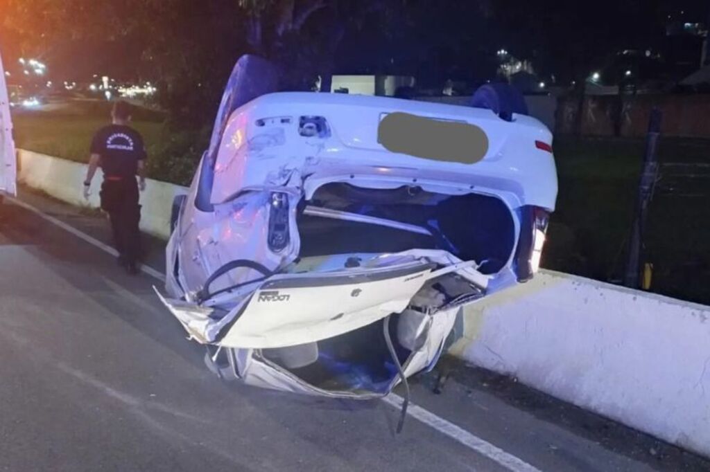 Capotamento em Florianópolis deixa sete feridos na Via Expressa na madrugada desta quarta-feira
