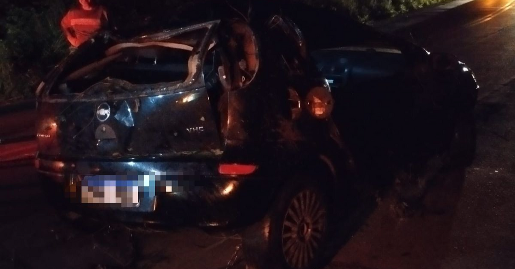 Motorista fica preso às ferragens após carro despencar em ribanceira na SC-114 em Taió