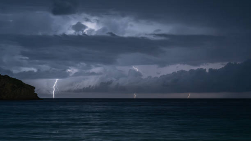 Temporais com ventos de até 100 km/h colocam Litoral Sul de SC em estado de atenção