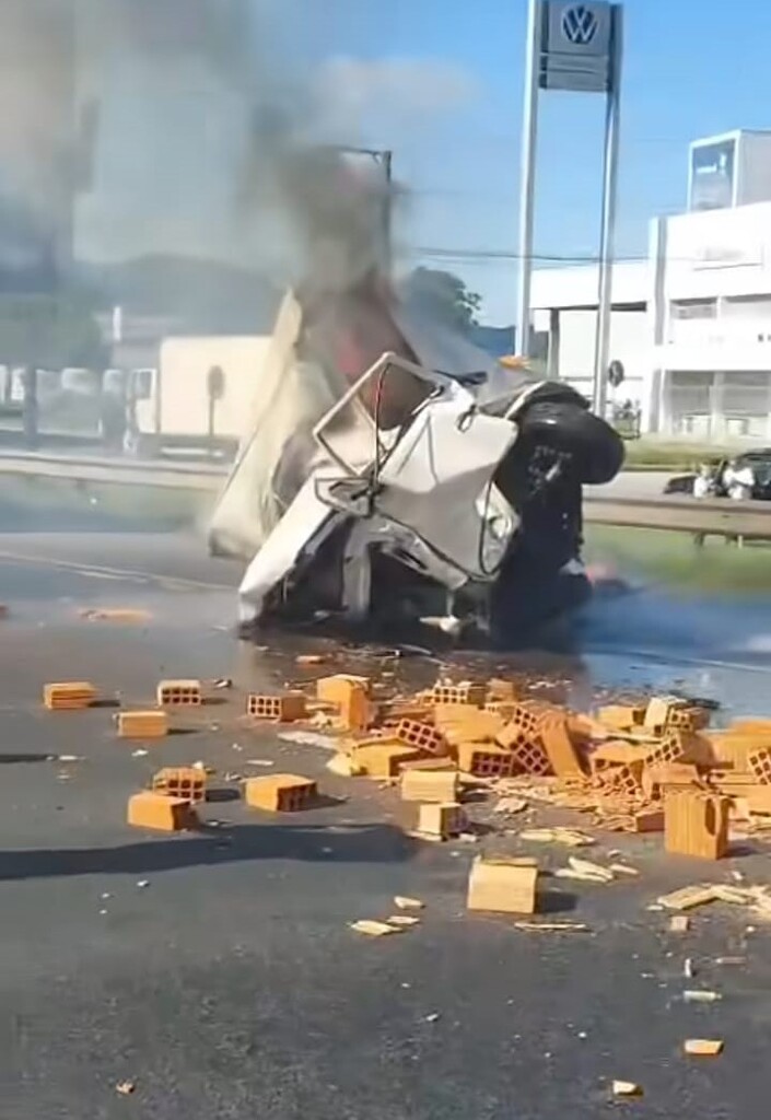 Grave acidente na BR 101 em Itajaí