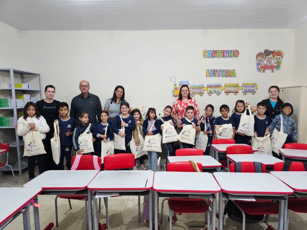 Palmeira inicia ano letivo com entrega de kits escolares e reforça compromisso com a educação