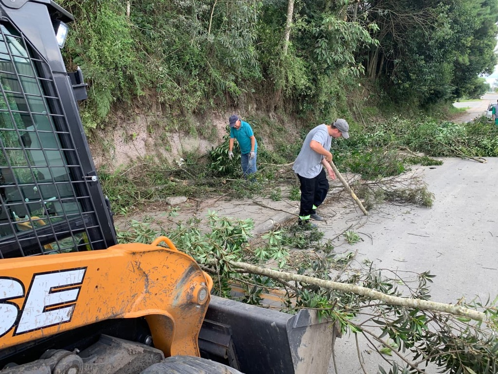 Mutirão de limpeza reforça segurança e preservação ambiental às margens da SC-114 em Otacílio Costa