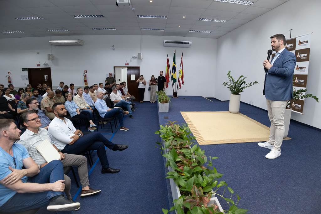 André Vechi assume presidência da Amve e destaca mobilidade, defesa civil e cidades inteligentes como prioridades
