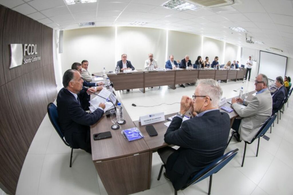 O Conselho das Federações Empresariais de Santa Catarina, reunido na sede da FCDL, debateu o cená - Mudança na jornada de trabalho preocupa setor empresarial em SC
