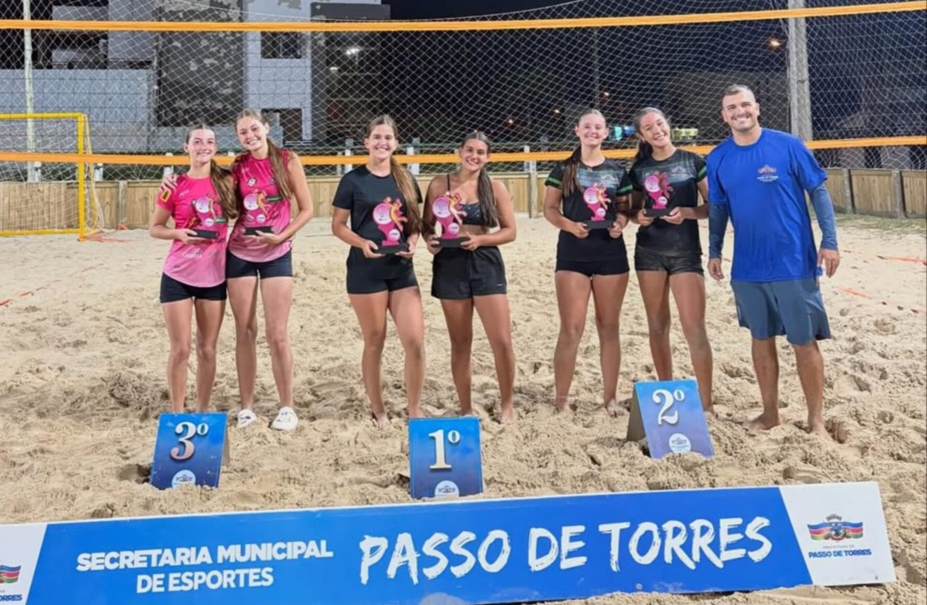 A SECRETARIA MUNICIPAL DE ESPORTES DE PASSO DE TORRES REALIZOU NESTE DOMINGO (22), A PARTIR DAS 16H, O 1º FESTIVAL DE VÔLEI DE PRAIA – CATEGORIA DE BASE NA ARENA DA BARRA VELHA.