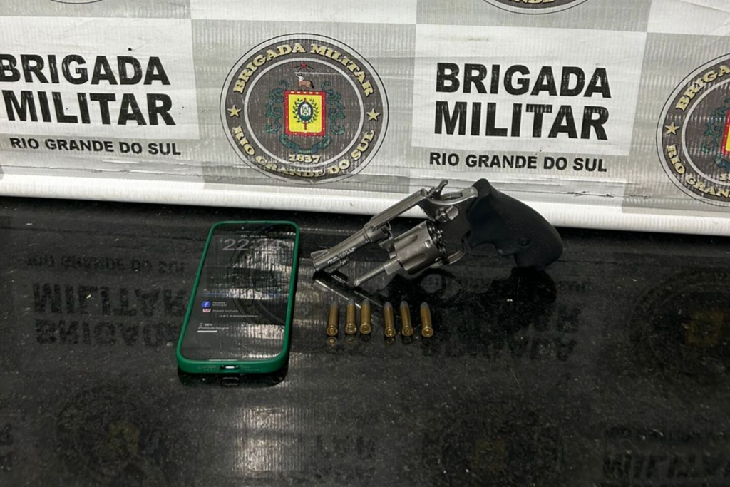 BM PRENDE CINCO E RETIRA UMA ARMA DAS RUAS NO LITORAL NORTE
