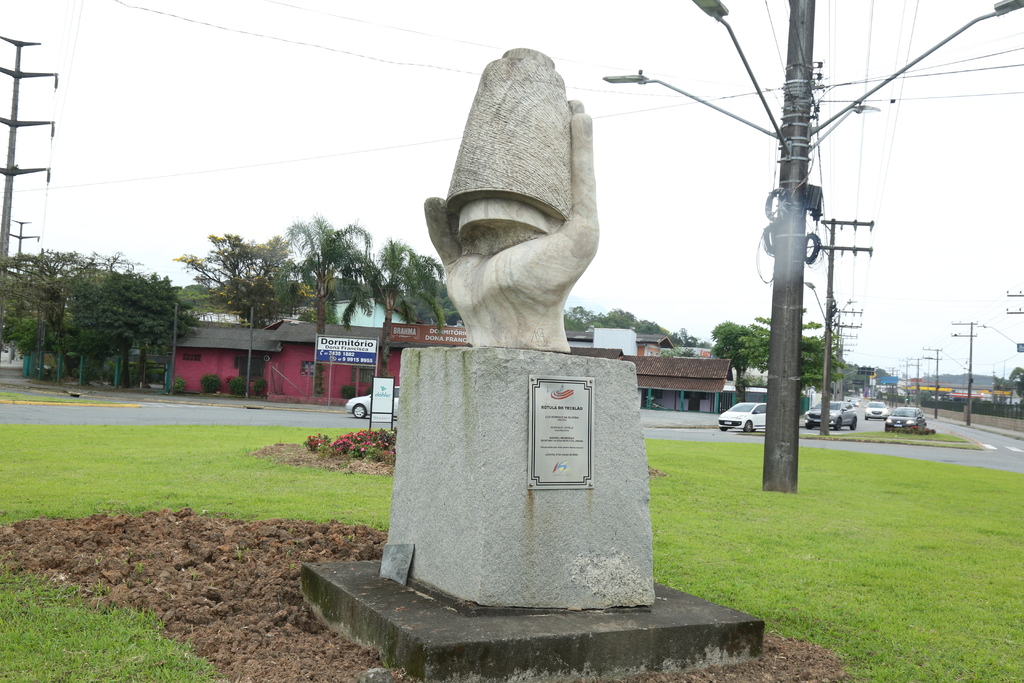 Publicação reúne 38 monumentos e revela Joinville como galeria a céu aberto
