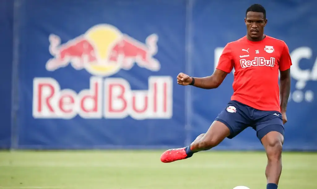 Bragantino multa zagueiro por fala machista contra árbitra