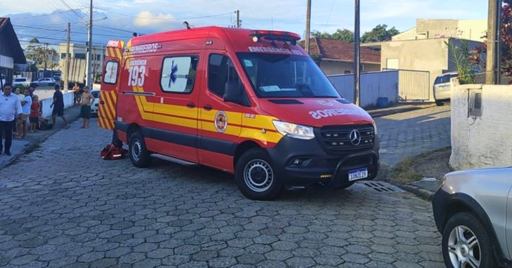 Criança de 6 anos fica ferida após ser atingida por moto em cruzamento no Vale do Itajaí