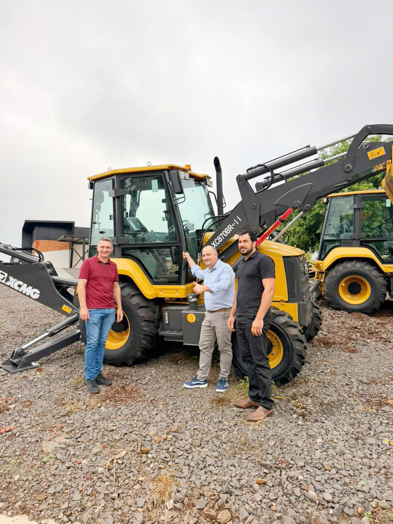 Sul Brasil amplia frota com nova retroescavadeira para fortalecer serviços públicos