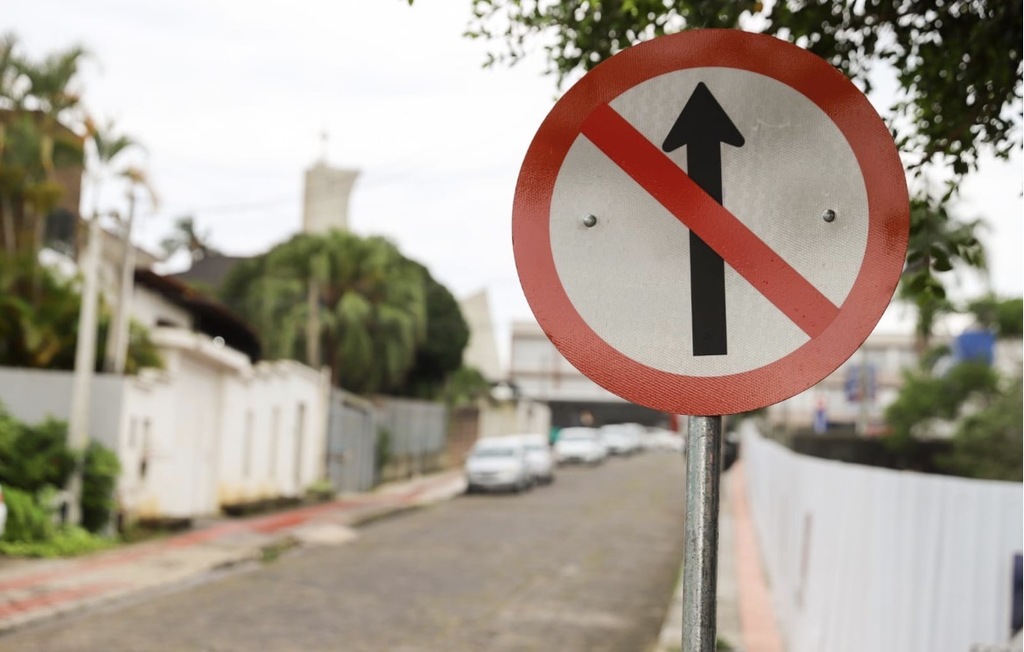 Rua Benjamin Bristot passa a operar em mão única no bairro Michel, em Criciúma