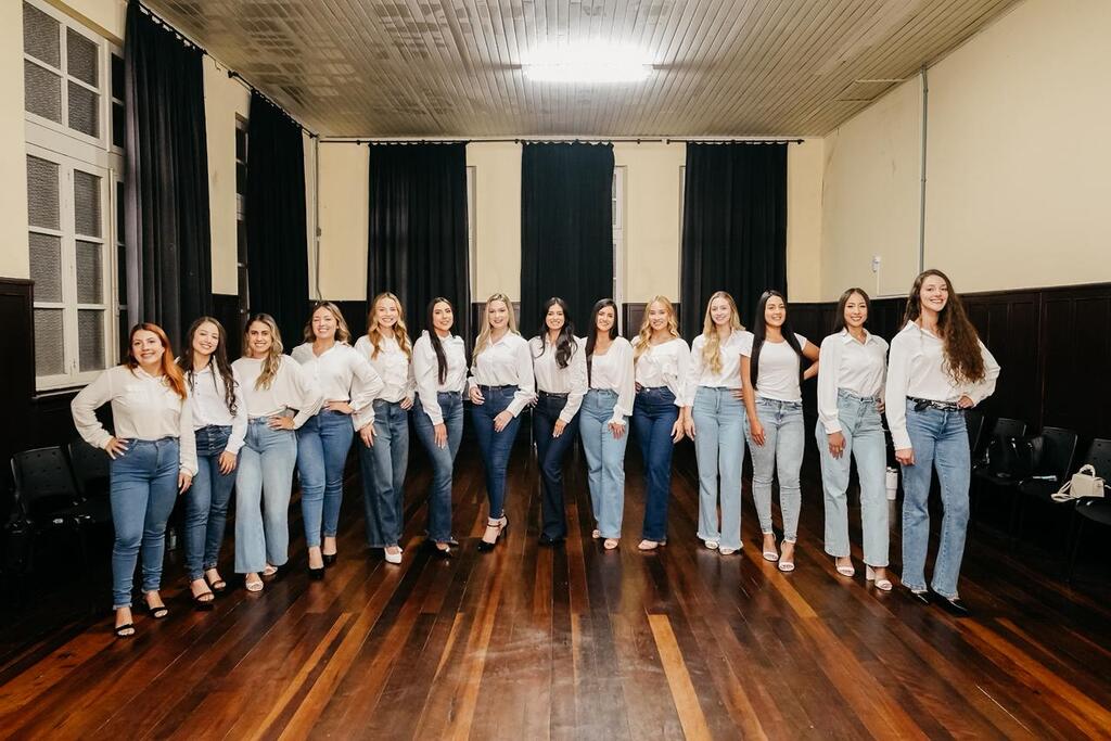 Candidatas à realeza da  iniciam preparação com fotos e imersão cultural