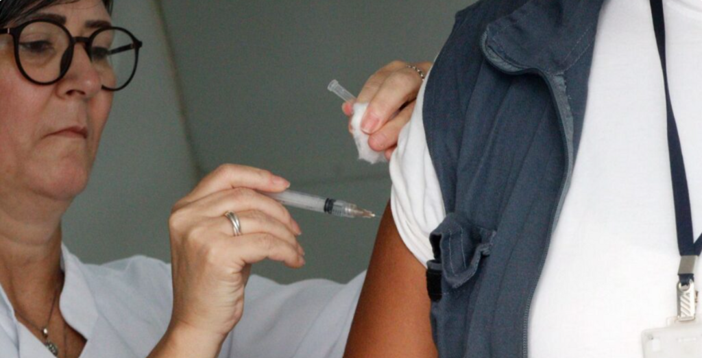 Vacina contra dengue começa a ser aplicada em profissionais de saúde em Joinville