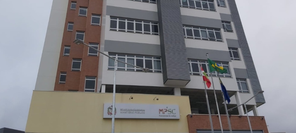 Homem é condenado a mais de 60 anos de prisão por cometer crimes contra as próprias filhas