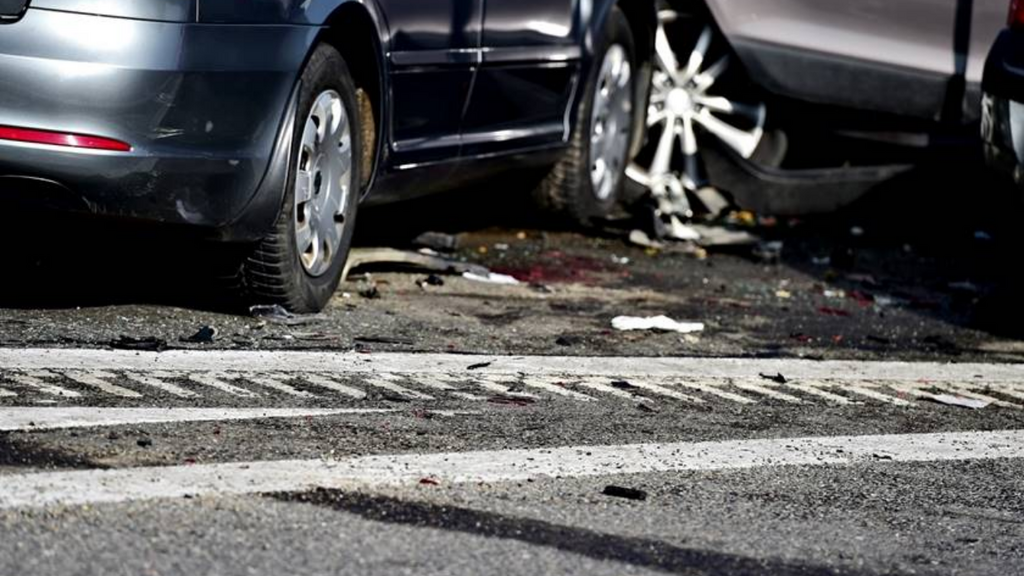 Colisão em sequência entre três carros mobiliza socorro e deixa passageira ferida em Imbituba