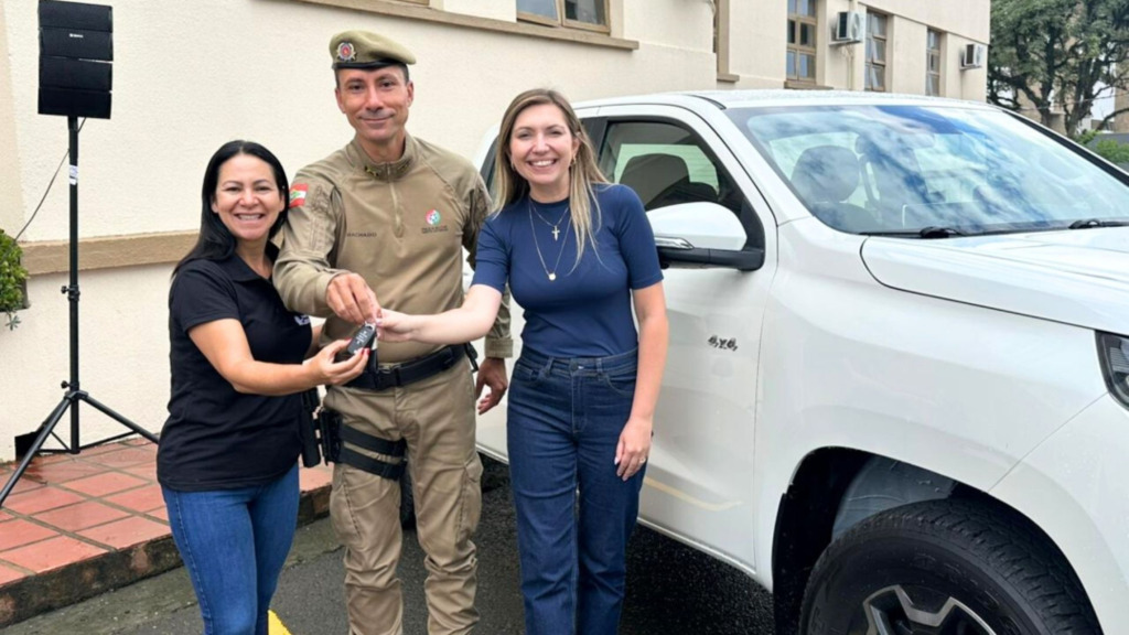 Prefeitura de Canoinhas entrega viatura 4x4 0 km para a Polícia Militar