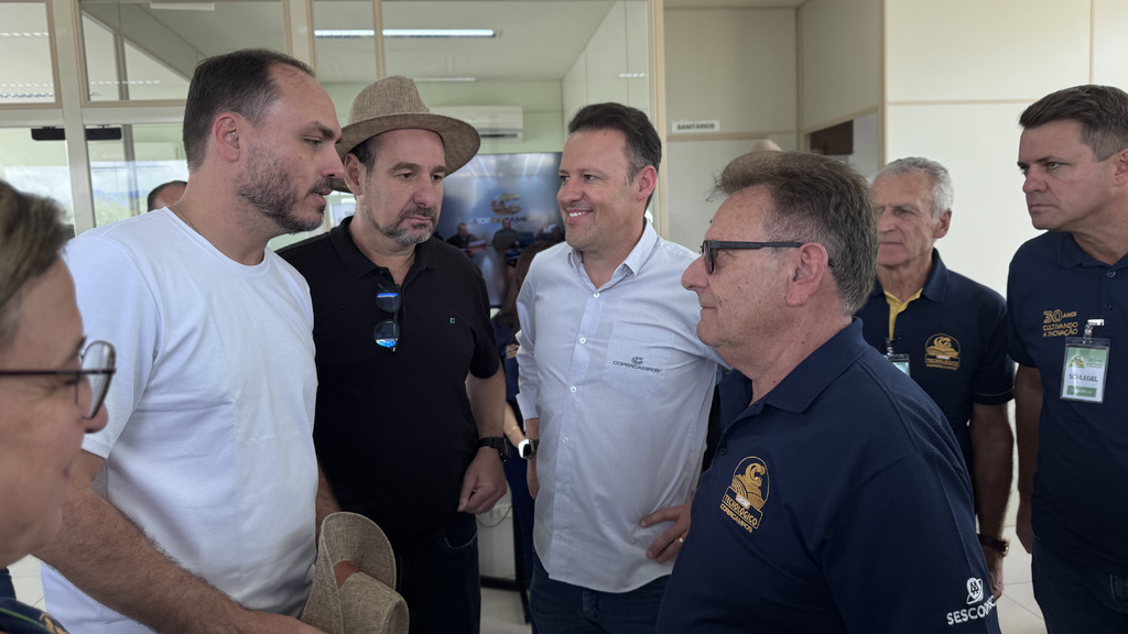 Pré-candidato ao Senado Carlos Bolsonaro visita o 30º Show Tecnológico Copercampos