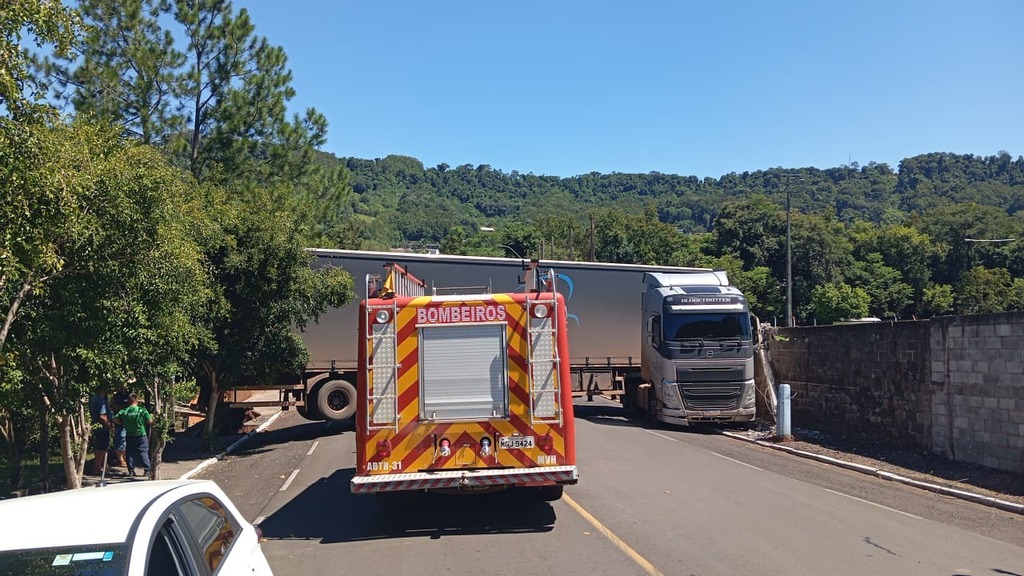 Bombeiros conseguem reanimar motorista após acidente em Mondaí, na tarde de sexta-feira, dia 27