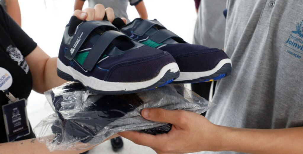 Alunos da rede municipal recebem kits com tênis e mais de 227 mil peças