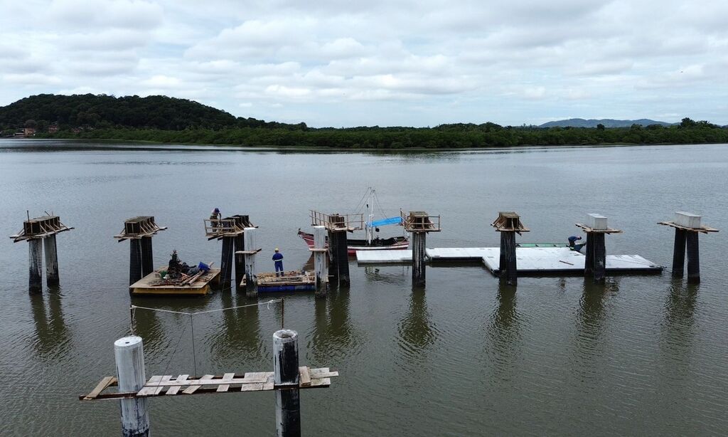 Baia Babitonga: Módulos flutuantes com cerca de 25 toneladas são transportados pelo rio para dar forma ao novo Cais do Espinheiros