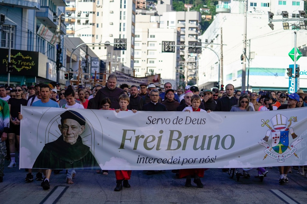 Milhares de pessoas participam da XXXVIª Edição da Caminhada Penitencial a Frei Bruno realizada em Joaçaba no domingo (01)