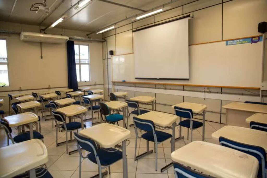 Prefeitura abre concurso em Chapecó com 160 vagas para monitor escolar