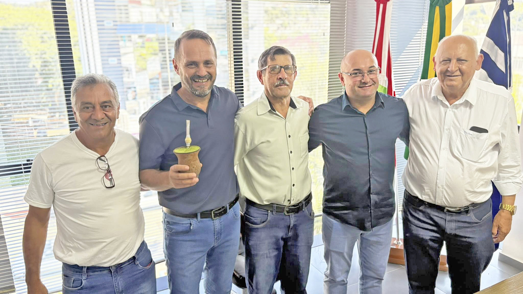 Ato de assunção interina sendo realizado na Prefeitura de Capinzal