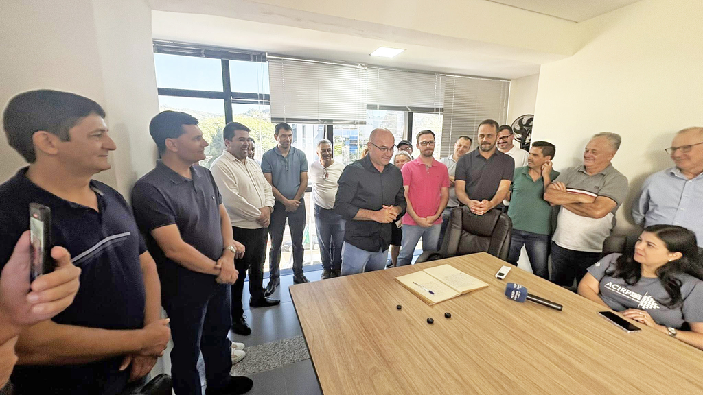 Ato de assunção interina sendo realizado na Prefeitura de Capinzal