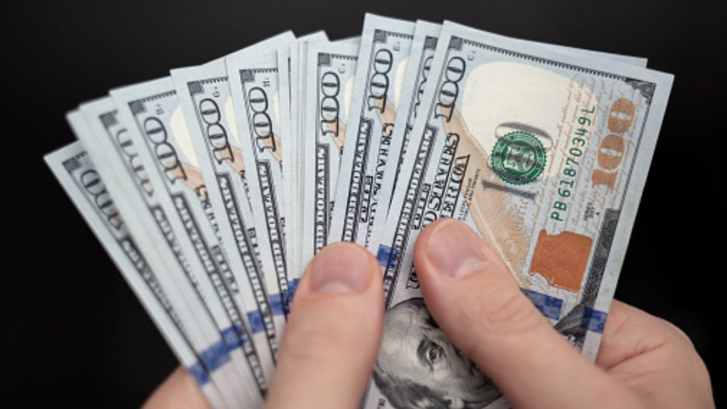 Dólar dispara a R$ 5,16 e petróleo salta quase 7% após ofensiva no Oriente Médio