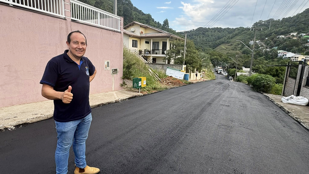 RUA CÉLIO ROCHA RECEBE PAVIMENTAÇÃO ASFÁLTICA E GARANTE MAIS QUALIDADE DE VIDA EM CAPINZAL​