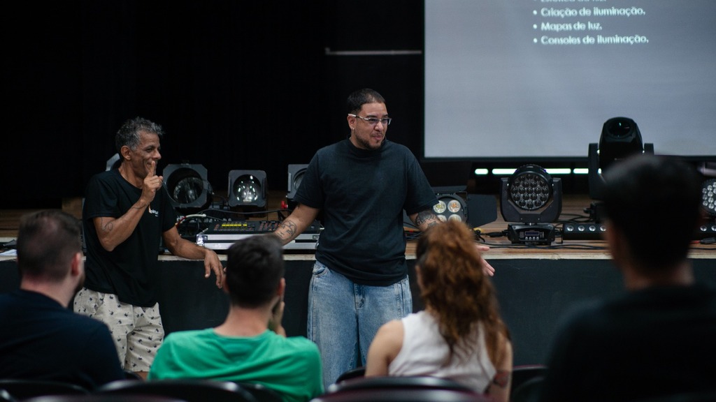 Oficina Luz em Cena capacita profissionais da cultura em São Francisco do Sul