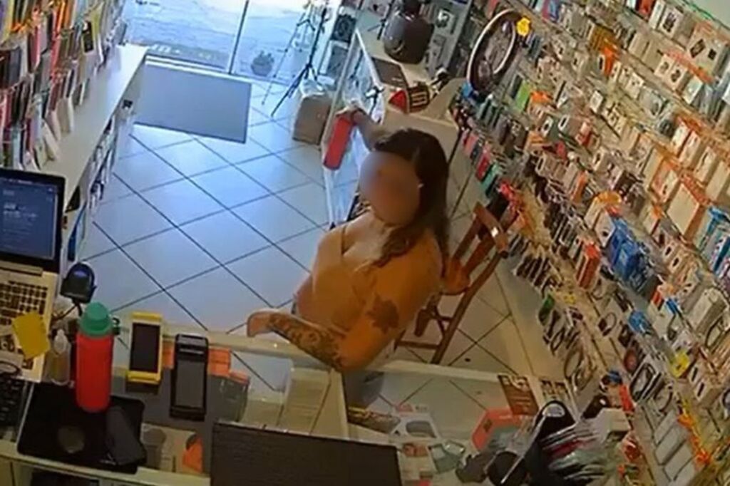 Foto: Reprodução/Redes sociais - Vídeo mostra momento em que funcionário de loja sofre racismo em Florianópolis