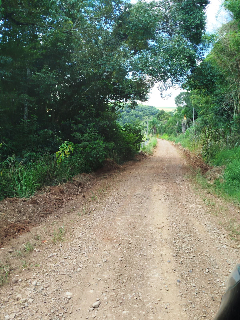 Secretaria de Obras realiza melhorias na estrada do Distrito de Encruzilhada