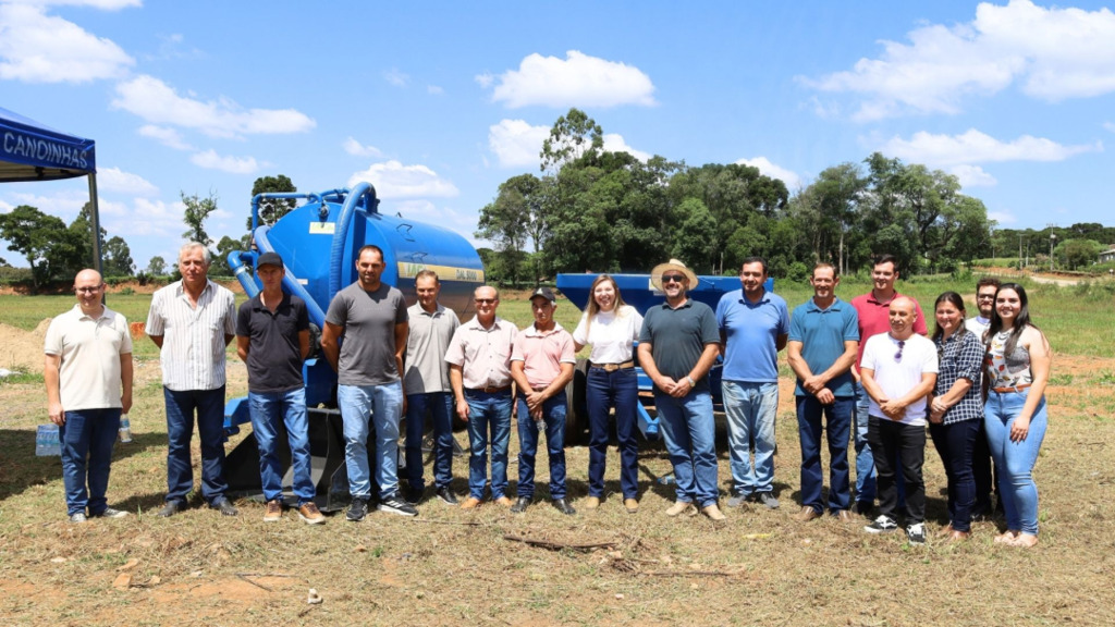 Prefeitura de Canoinhas entrega novos implementos agrícolas para associações rurais