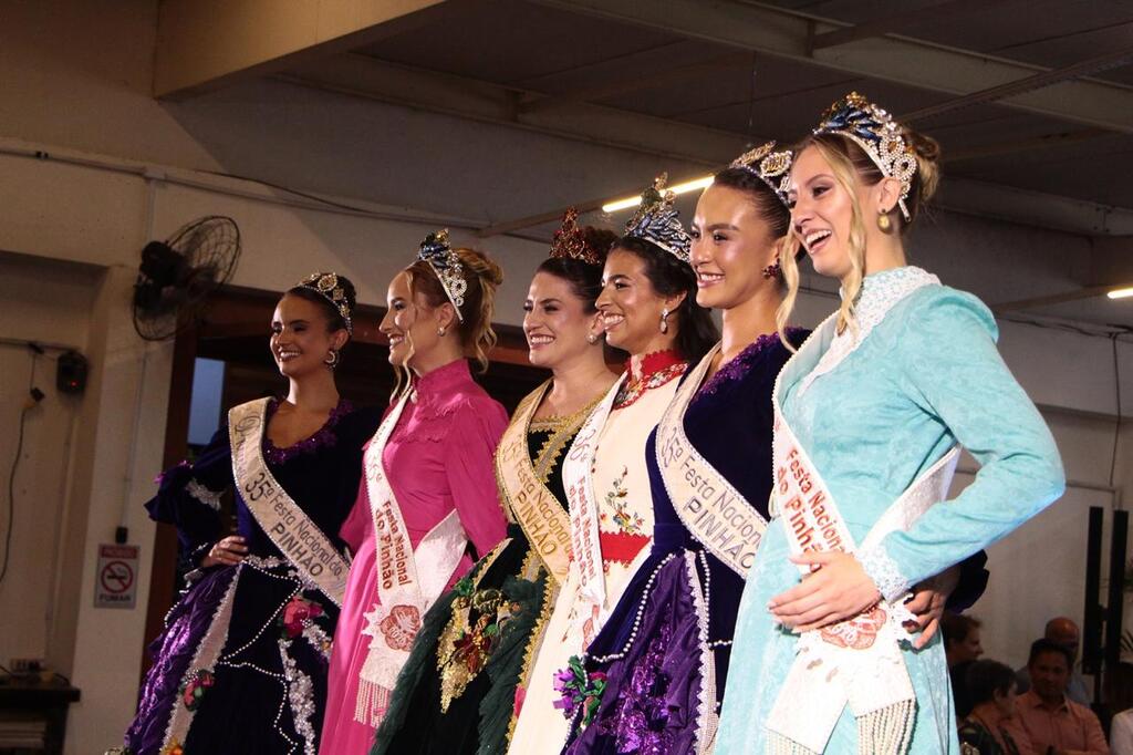 Maria Júlia Branco da Silveira é eleita Rainha da 36ª Festa Nacional do Pinhão