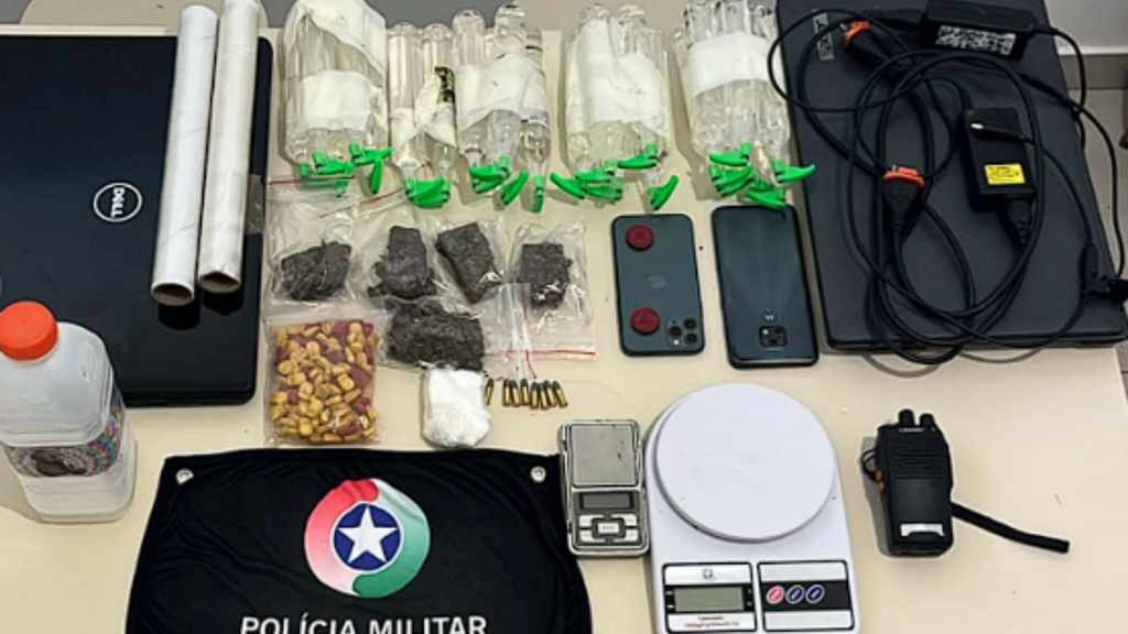 Polícia Militar apreende drogas, munições e equipamentos em residência em Paulo Lopes