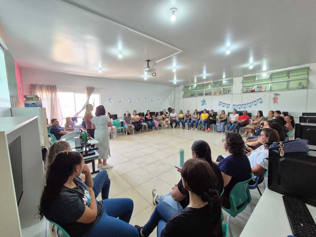 Educação municipal realiza reunião para implantação do ensino integral em 2026
