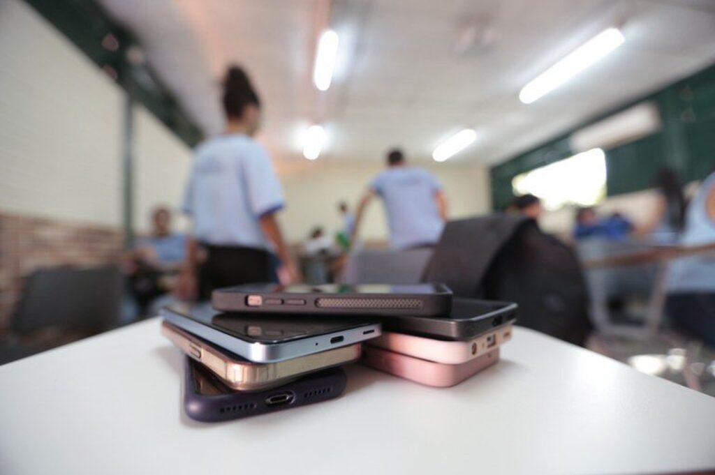 MEC inicia pesquisa nacional sobre o uso de celulares nas escolas para avaliar impacto da lei